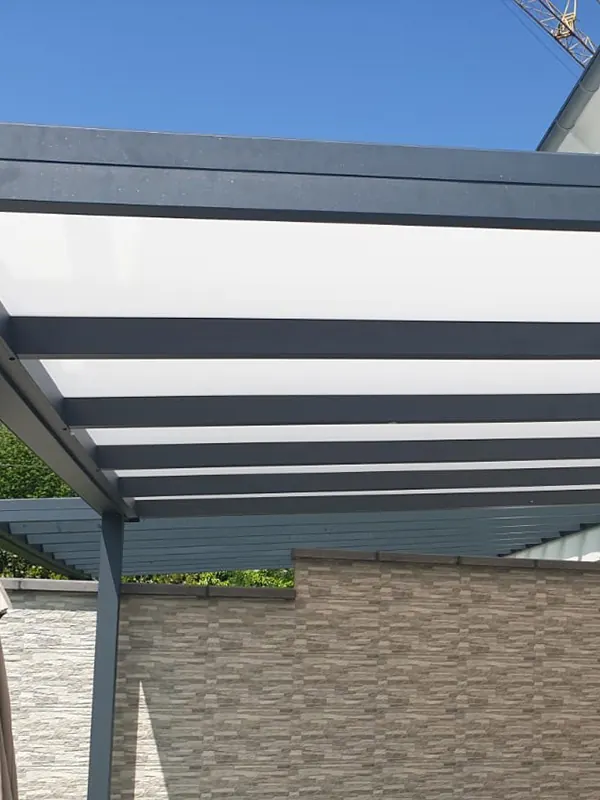 Terrassendach mit Polycarbonat-Stegplatten über einer Terrasse
