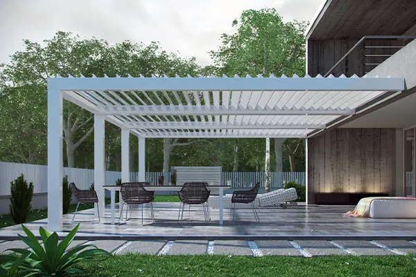 Weißes Lamellendach über einer großzügigen Gartenterrasse